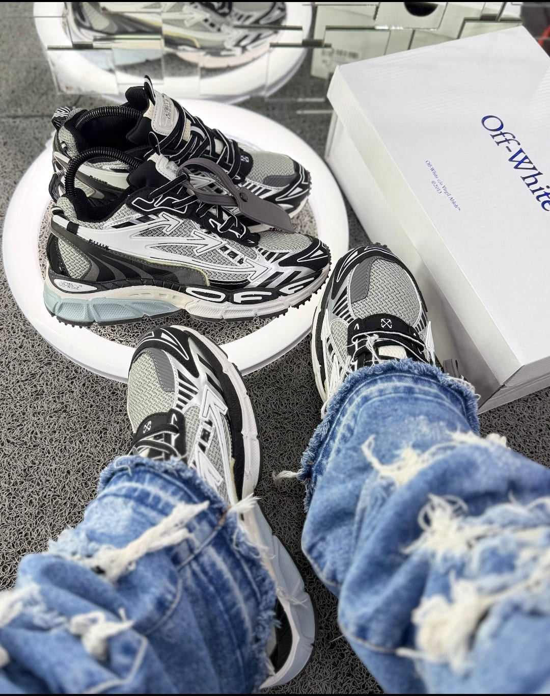 Off-White "Be Right Back" dama