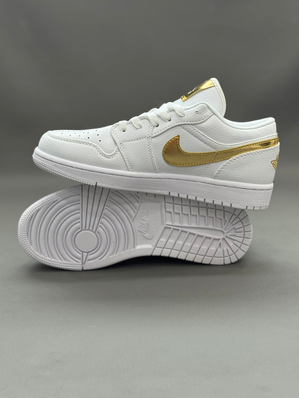 Nike Air Jordan 1 Low White and Gold dama
