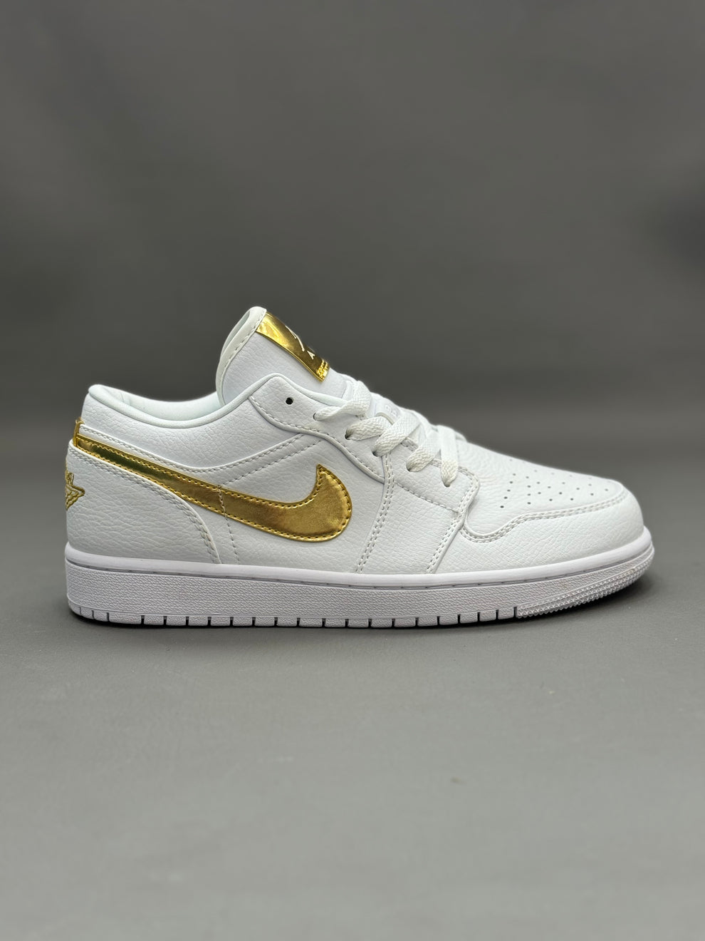 Nike Air Jordan 1 Low White and Gold dama