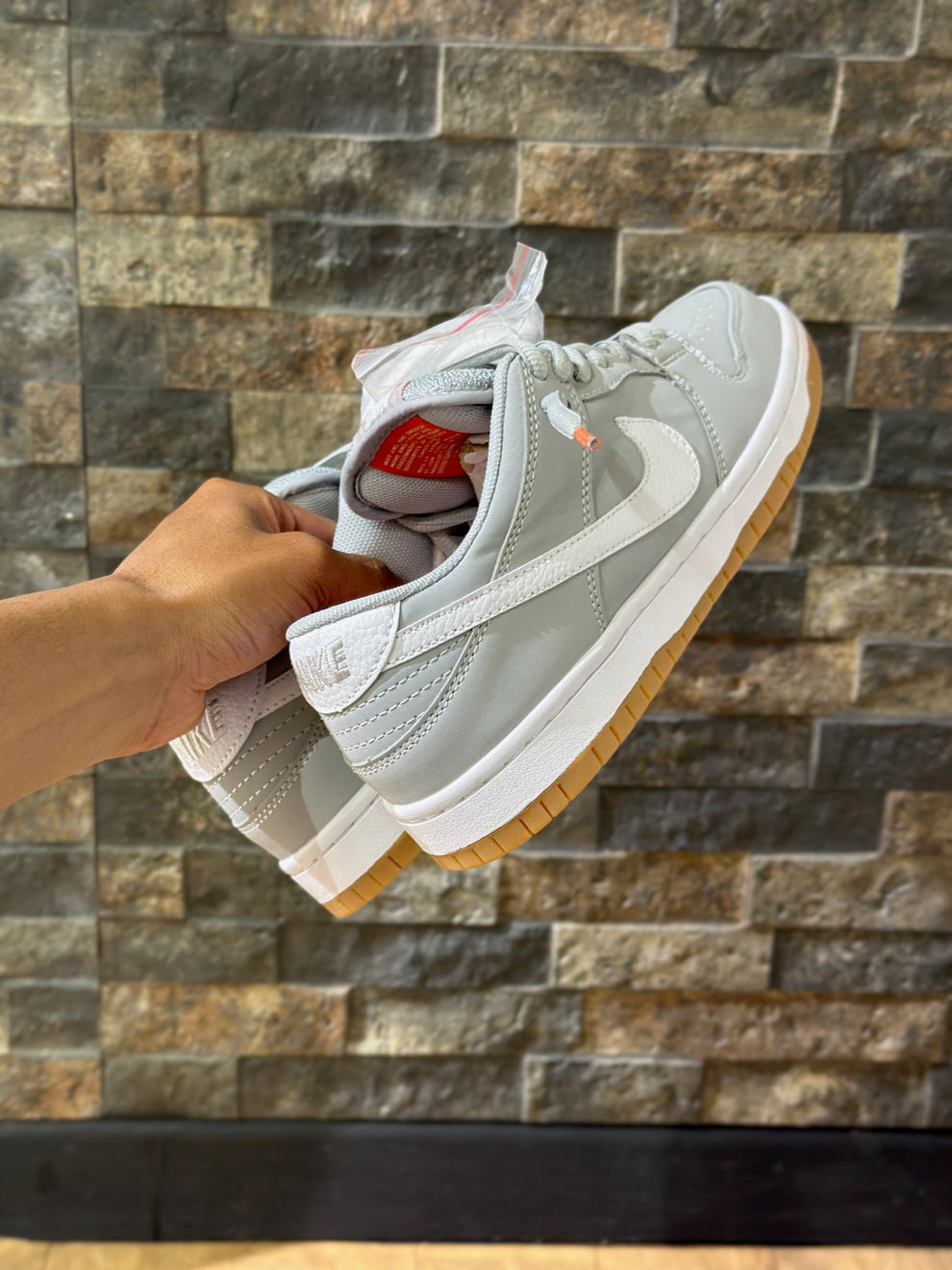 Nike SB Dunk Low en el color "Wolf Grey Gum". caballero