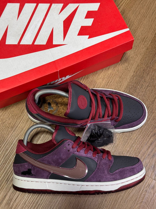 Nike SB Dunk Low Riot Skateshop. Caballero