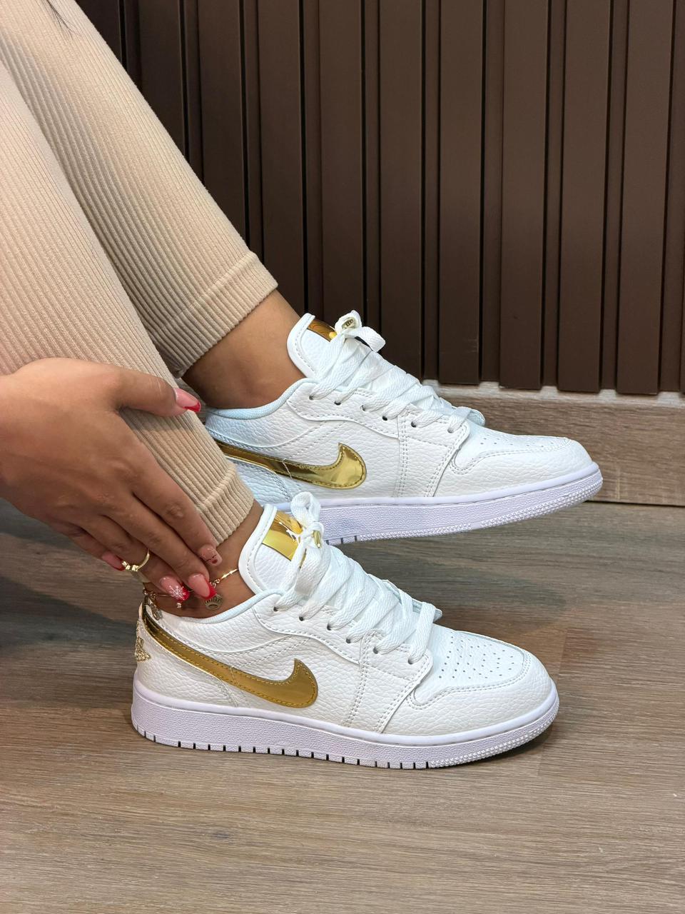 Nike Air Jordan 1 Low White and Gold dama