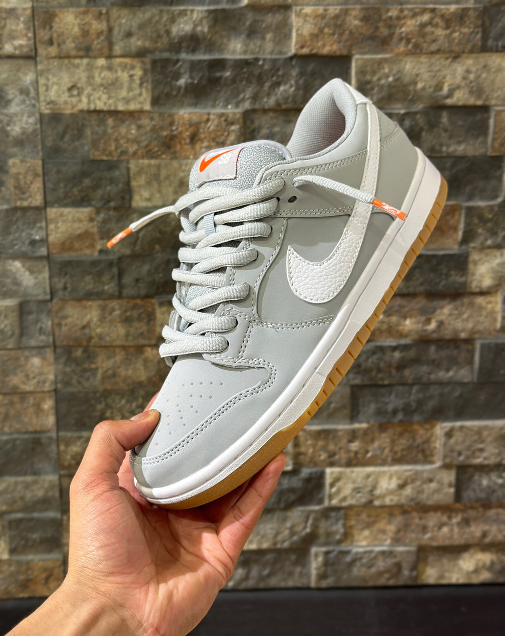 Nike SB Dunk Low en el color "Wolf Grey Gum". caballero