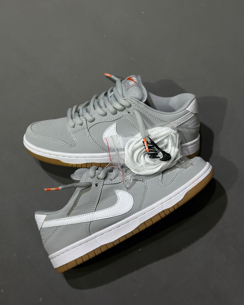 Nike SB Dunk Low en el color "Wolf Grey Gum". caballero