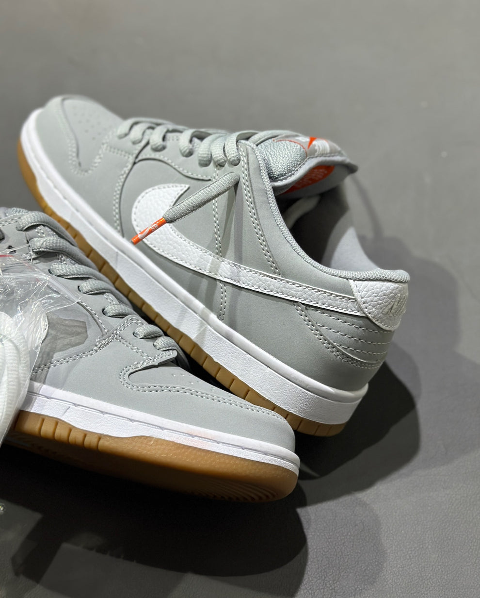 Nike SB Dunk Low en el color "Wolf Grey Gum". caballero