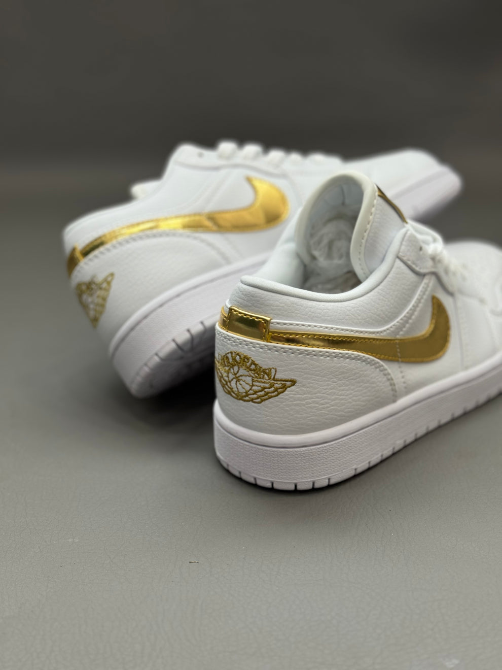 Nike Air Jordan 1 Low White and Gold dama