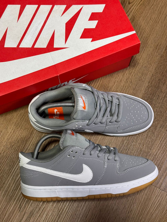 Nike SB Dunk Low en el color "Wolf Grey Gum". caballero