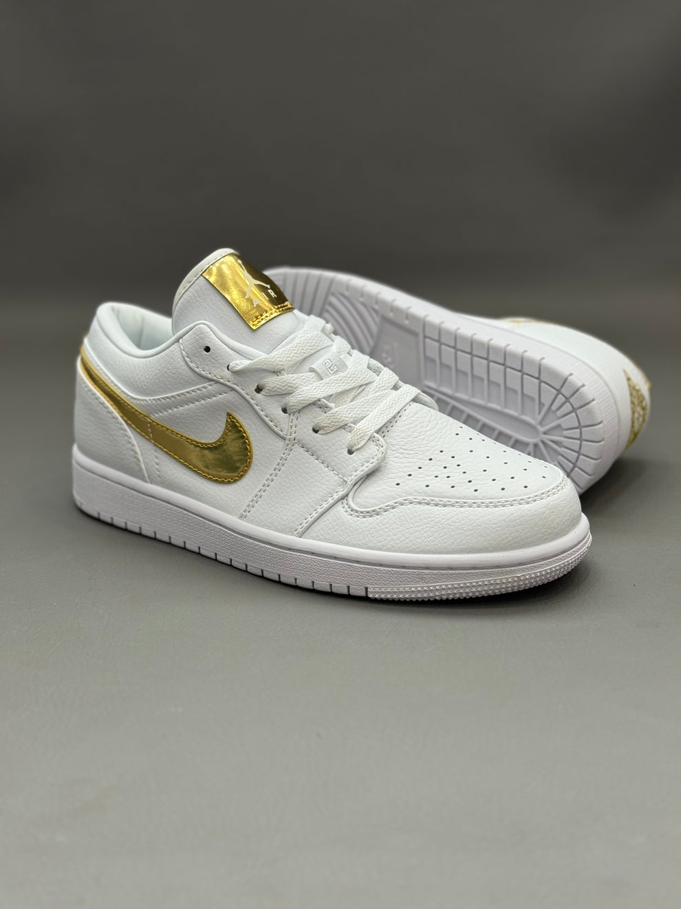 Nike Air Jordan 1 Low White and Gold dama